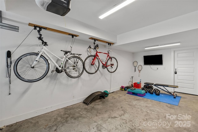 exercise room featuring baseboards