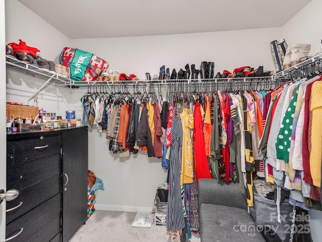 walk in closet featuring carpet flooring