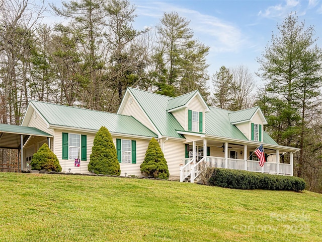 view of front facade featuring covered porch, a front lawn, a ceiling fan, and metal roof