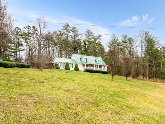 view of front of property featuring a front yard and covered porch