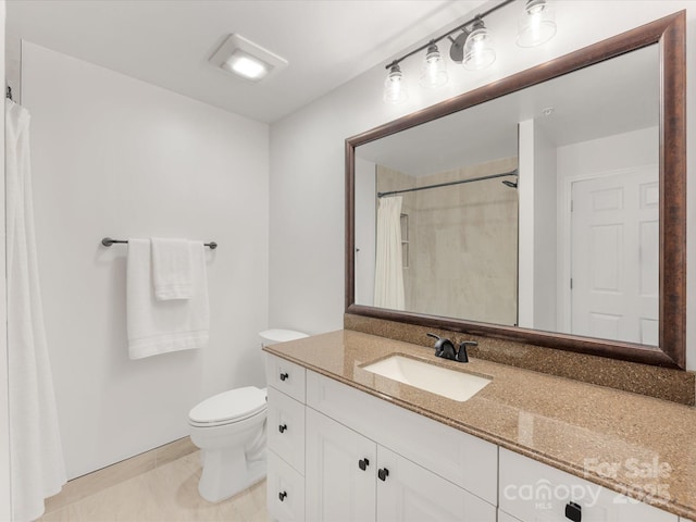 full bath featuring a shower with shower curtain, vanity, and toilet