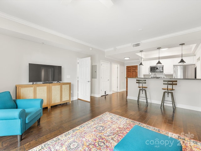 living area featuring dark wood-type flooring, a raised ceiling, visible vents, and baseboards