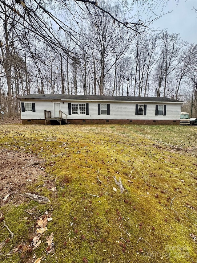 ranch-style home featuring a front lawn and crawl space