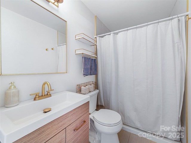 full bathroom featuring a shower with curtain, toilet, and vanity