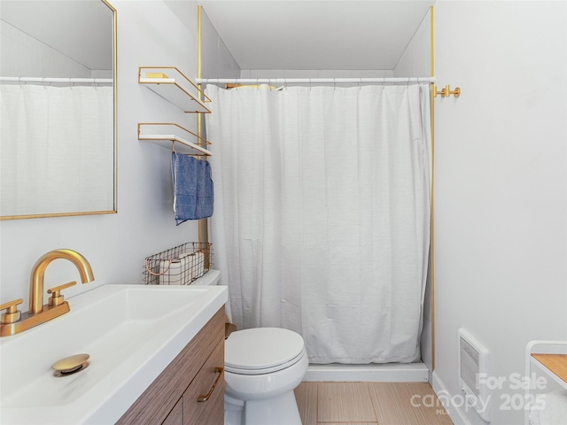 full bathroom with visible vents, curtained shower, toilet, and vanity