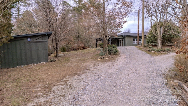 view of yard with driveway