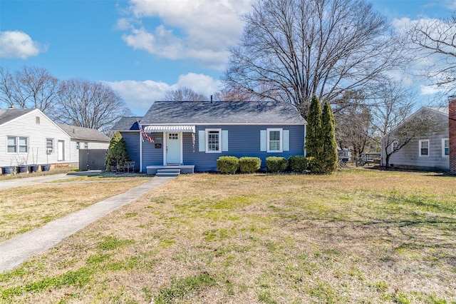 view of front of home featuring fence and a front yard