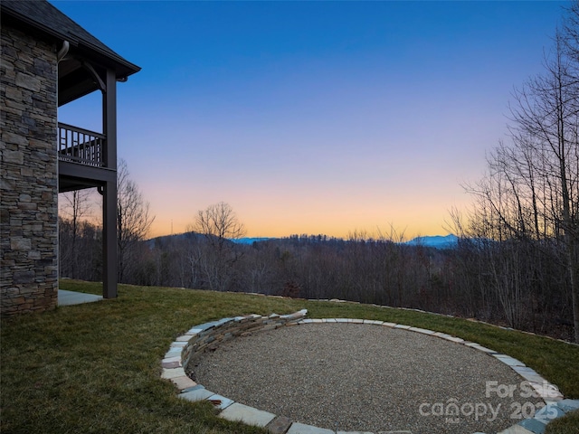 view of yard featuring a mountain view and a view of trees