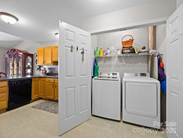 laundry room with laundry area and independent washer and dryer