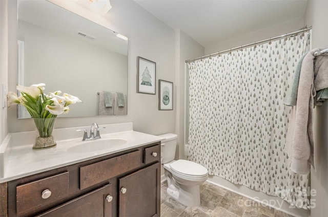 full bath featuring visible vents, curtained shower, toilet, and vanity