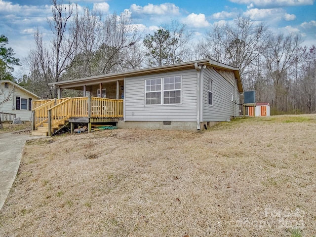 view of front of property featuring crawl space