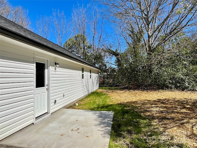 view of yard featuring a patio