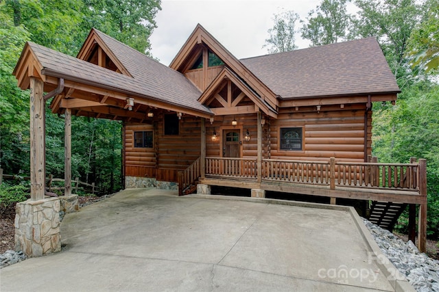 log cabin featuring log exterior and a shingled roof