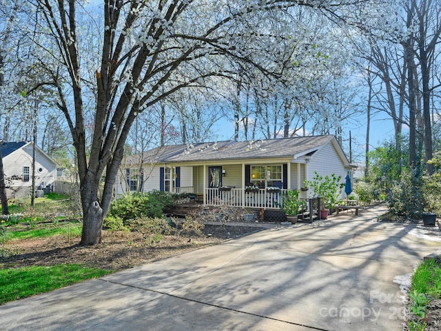 ranch-style home featuring a porch