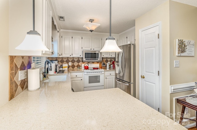 kitchen with a textured ceiling, stainless steel appliances, a sink, visible vents, and tasteful backsplash