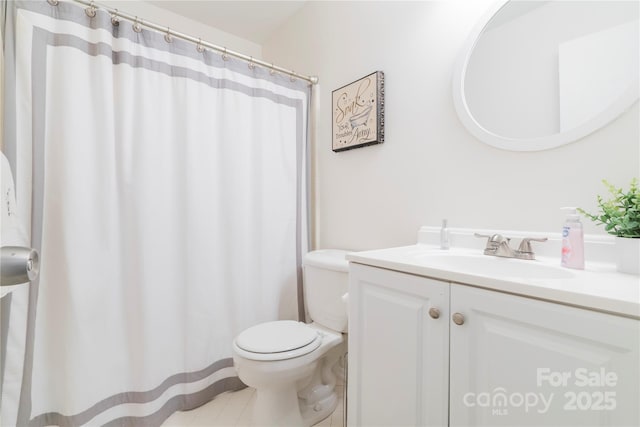 full bathroom featuring toilet, a shower with curtain, and vanity