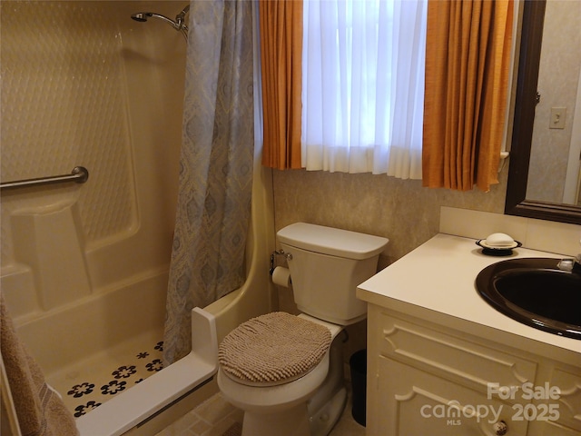 bathroom with a shower with curtain, vanity, and toilet