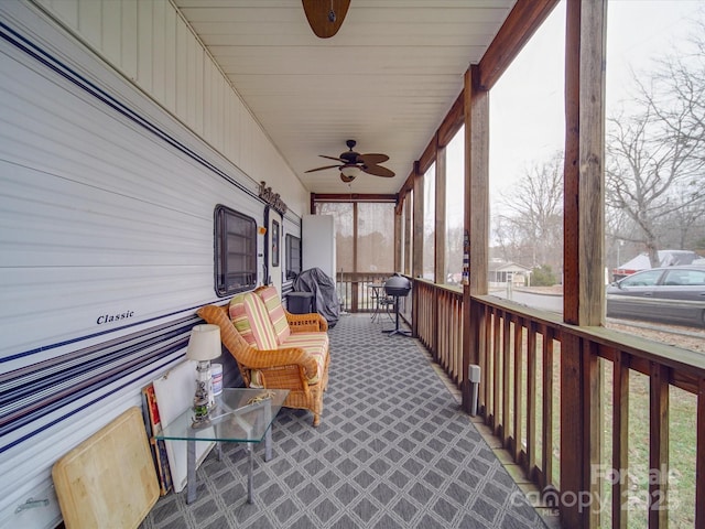 sunroom with ceiling fan