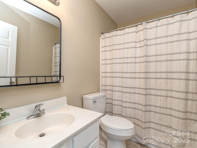 bathroom featuring a shower with shower curtain, vanity, and toilet