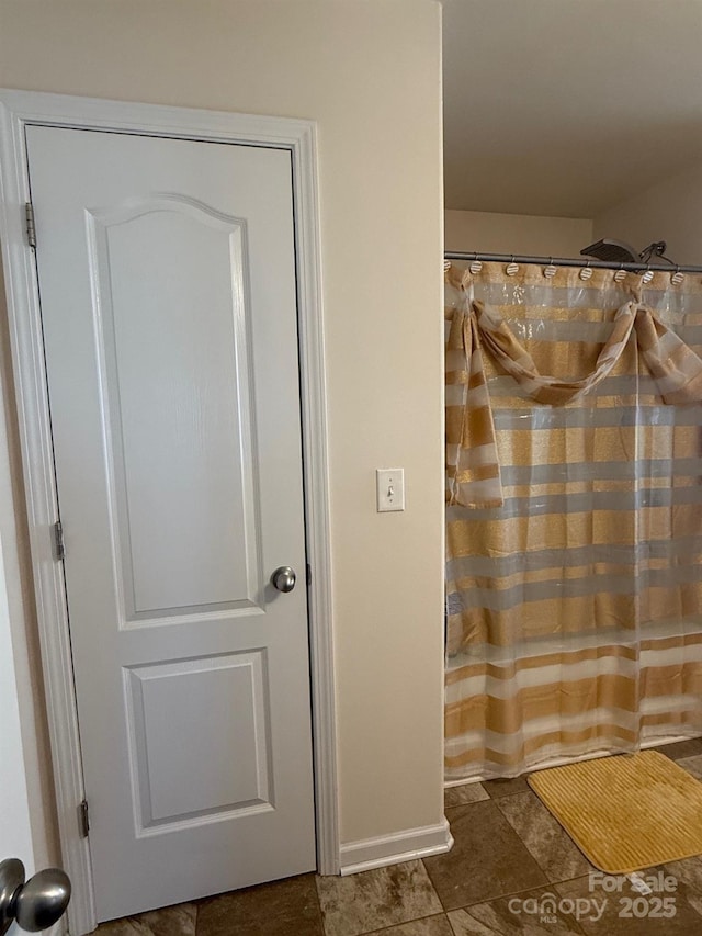 bathroom featuring curtained shower