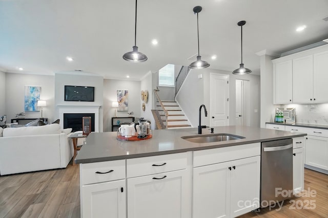 9843 Quercus Ln, Huntersville, NC 28078 - kitchen featuring a sink, dishwasher, open floor plan, light wood-type flooring, and recessed lighting