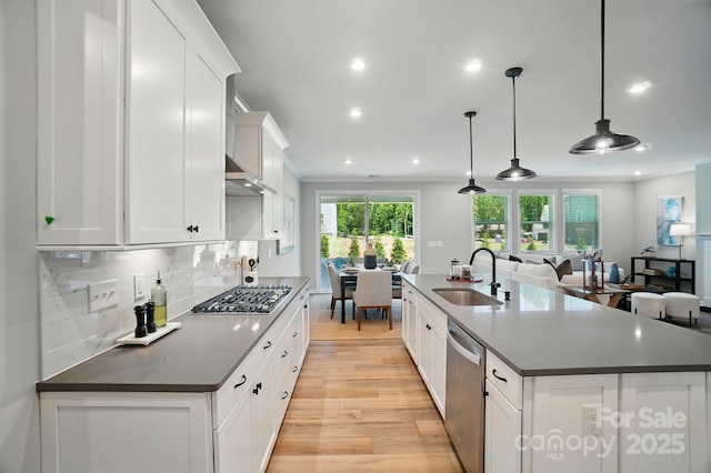 9843 Quercus Ln, Huntersville, NC 28078 - kitchen with a sink, stainless steel appliances, dark countertops, recessed lighting, and light wood-type flooring