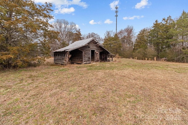 view of yard with an outdoor structure