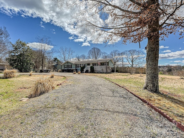 view of front facade featuring covered porch and driveway