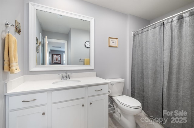 full bathroom featuring curtained shower, toilet, and vanity