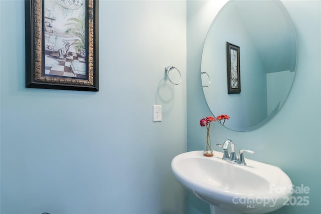 bathroom featuring a sink