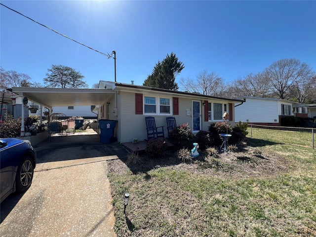 view of front of property featuring driveway, fence, a carport, and a front yard