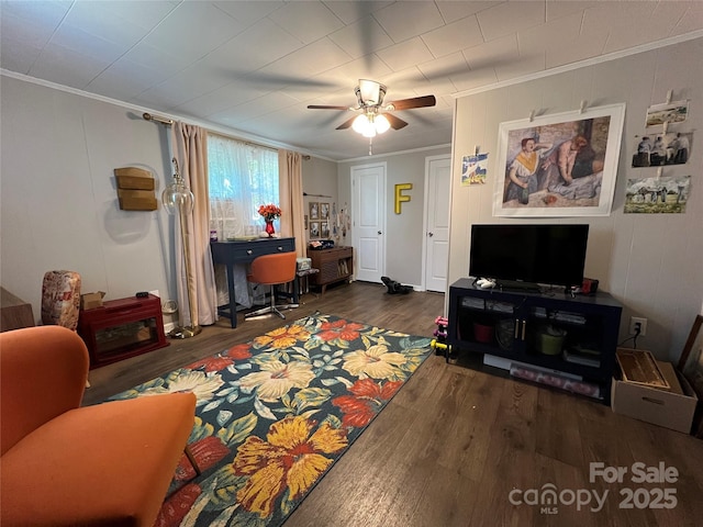 living room featuring ornamental molding, wood finished floors, and a ceiling fan