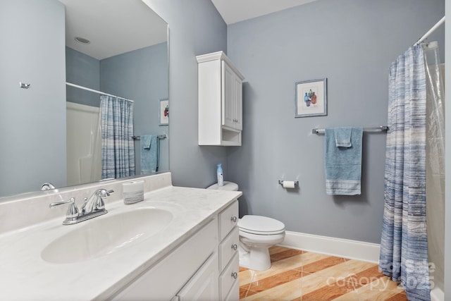 bathroom with a shower with curtain, baseboards, toilet, and vanity