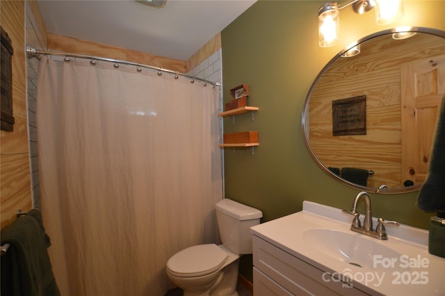 bathroom with a shower with curtain, vanity, and toilet