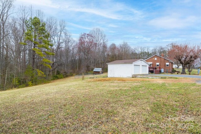 view of yard featuring an outbuilding and a garage