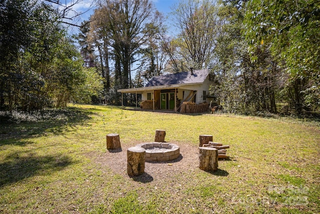 view of yard with a fire pit