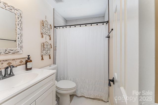 full bathroom with toilet, tasteful backsplash, a shower with shower curtain, and vanity