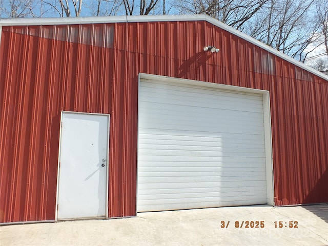 view of detached garage