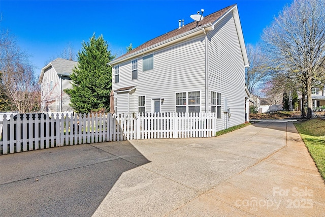 back of house featuring a fenced front yard