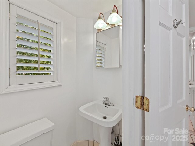 2411 Calais Pl, Charlotte, NC 28211 - bathroom with toilet