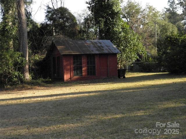 view of outdoor structure with an outbuilding