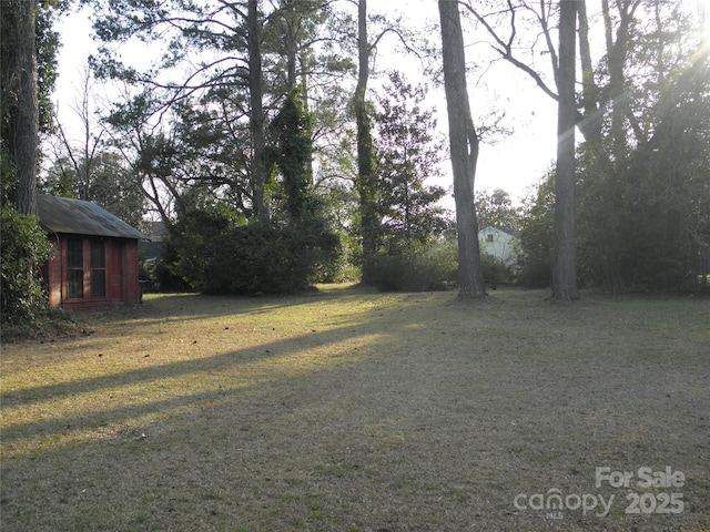 view of yard featuring an outbuilding