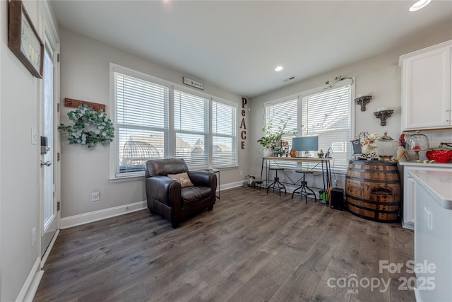 living area featuring visible vents, recessed lighting, baseboards, and wood finished floors