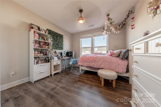 bedroom with ceiling fan, dark wood-style floors, visible vents, and baseboards