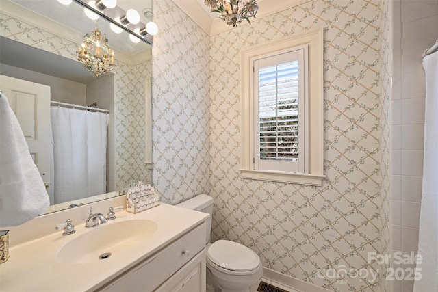 full bath featuring a shower with curtain, toilet, vanity, and wallpapered walls