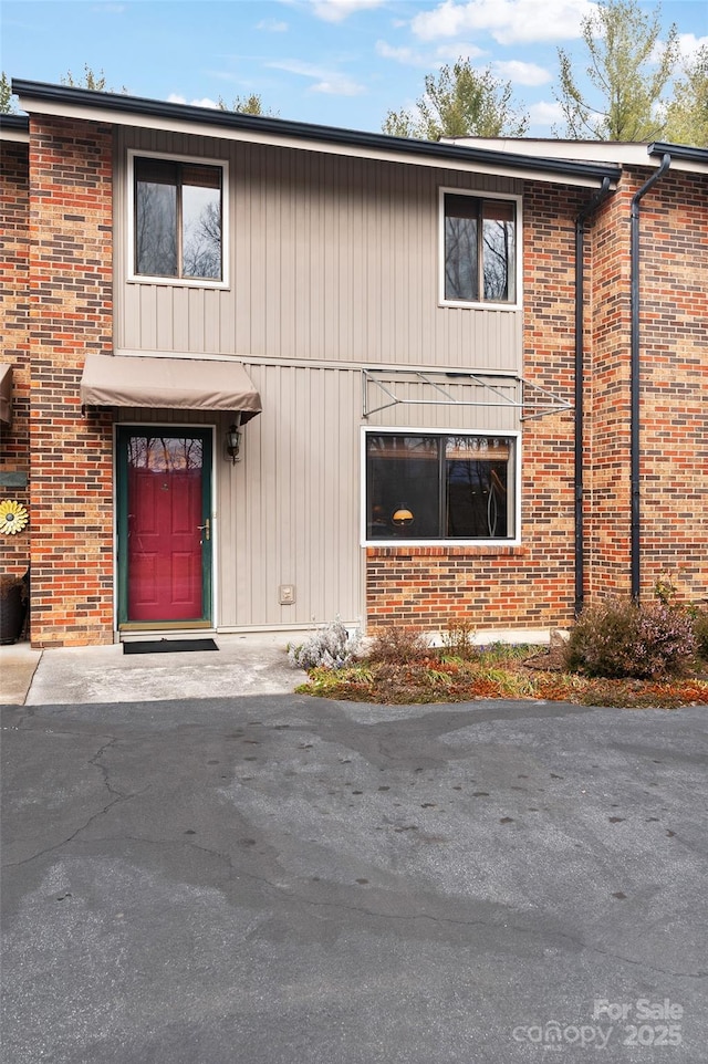 townhome / multi-family property with brick siding