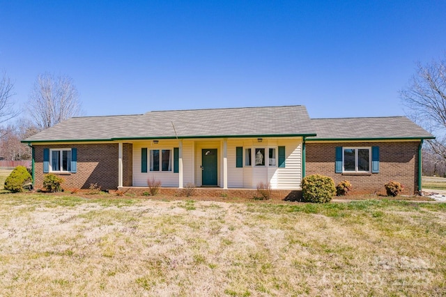 ranch-style home featuring brick siding and a front yard