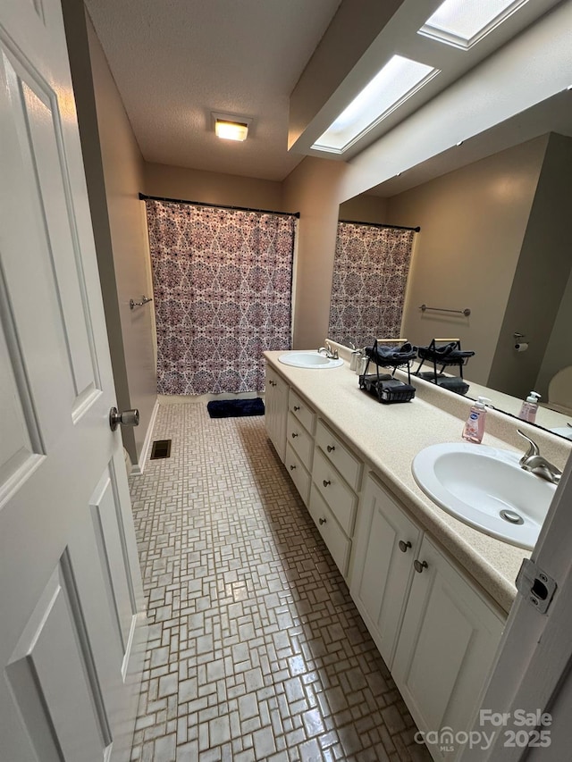 full bathroom with a sink, visible vents, curtained shower, and double vanity