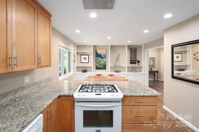 kitchen featuring visible vents, recessed lighting, white appliances, and a peninsula