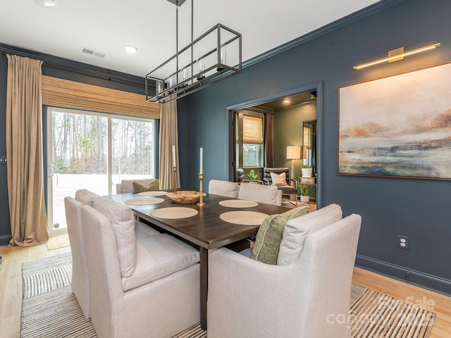 dining space featuring visible vents, ornamental molding, wood finished floors, recessed lighting, and baseboards